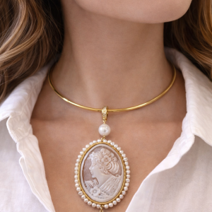 Girocollo Rigido Con Cammeo E Perle Gioiello Scenografico