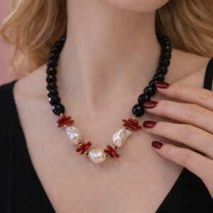 Collana Onice e Corallo Rosso – Eleganza Intensa con Perle