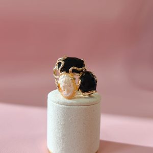 Anello Cammeo Onice Nero – Eleganza Scultorea Artigianale