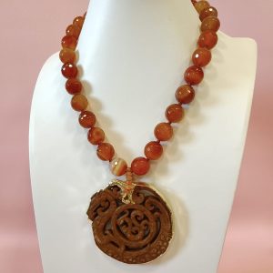 Collana Corniola Con Mandala In Giada Intagliata