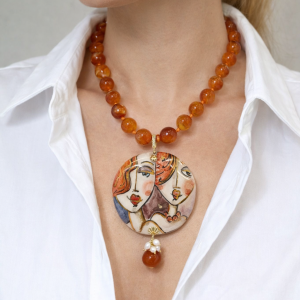 Collana Corniola E Volto Dipinto – Gioiello Artistico In Ceramica