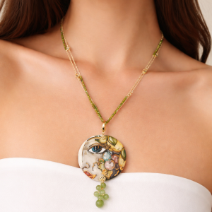 Collana Con Volto Donna E Peridoto Su Catena Elegante Lunga