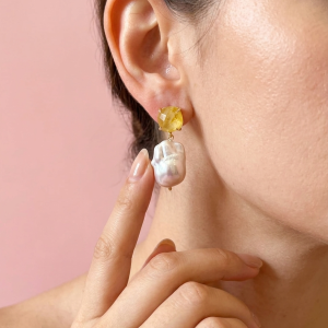Orecchini Perla Barocca e Quarzo – Eleganza Luminosa Artigianale