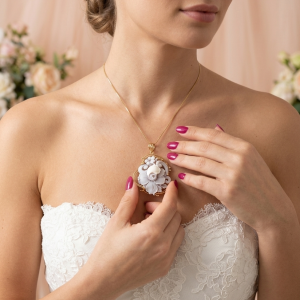 Collana con Cammeo Floreale Inciso - Alta Qualità Elegante