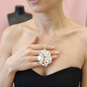 Cammeo Con Fiori E Farfalle Incise Collana Artigianale