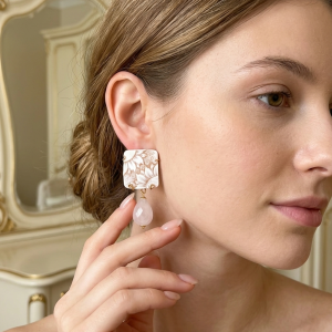 Orecchini Cammeo Floreale Con Quarzo – Eleganza Romantica