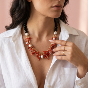 Collana Decolté Onice E Corallo Grezzo Con Perle Barocche