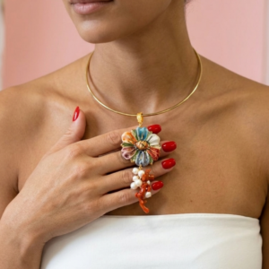 Fiore In Ceramica Con Perle E Corallo Su Girocollo Rigido