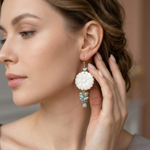 Orecchini Larimar E Cammeo – Fiore Inciso Su Conchiglia