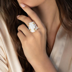 Anello Cammeo Donna Inciso Su Conchiglia Sardonica