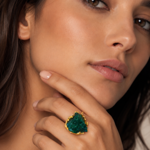 Anello Malachite Grezza – Design Scultoreo In Ottone Dorato