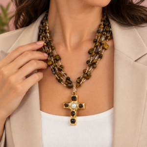 Collana Occhio di Tigre con Croce – Fascino e Riflessi Dorati