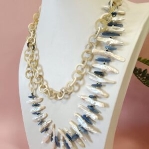 Collana in Osso con Perle e Cianite – Lunga e Versatile